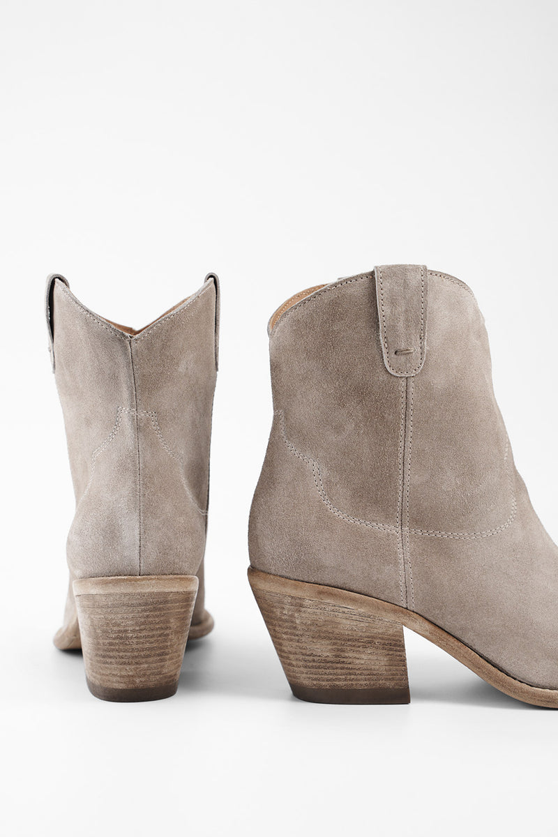 AUSTIN misty-beige suede texan boots.