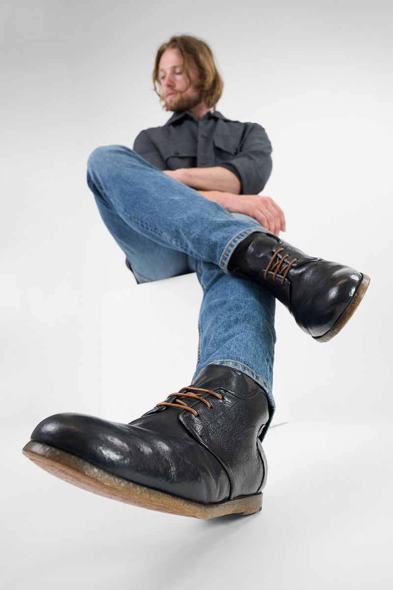 BRUCE rugged-black chukka boots.