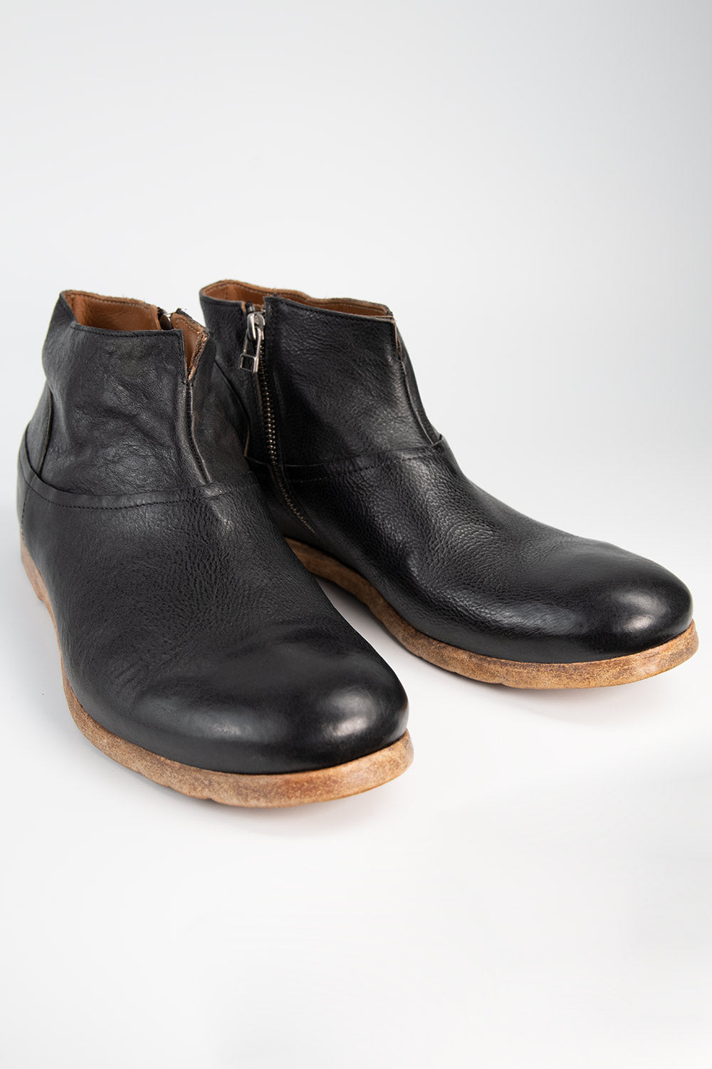 BRUCE rugged-black ankle boots.