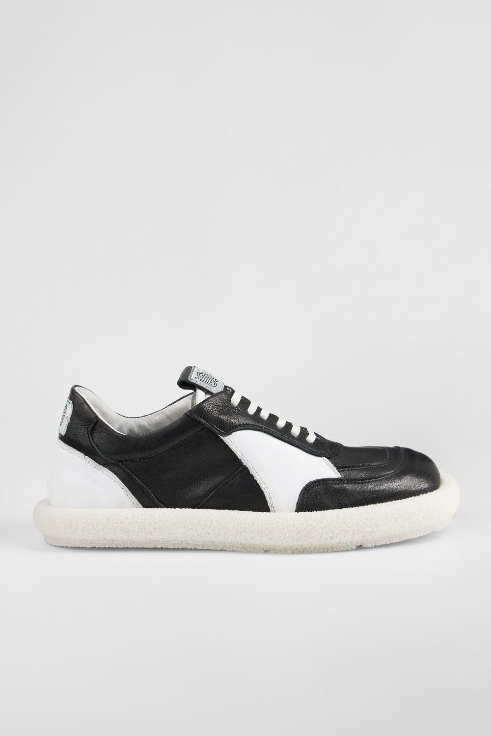 DEVON black-moon lightweight sneakers.