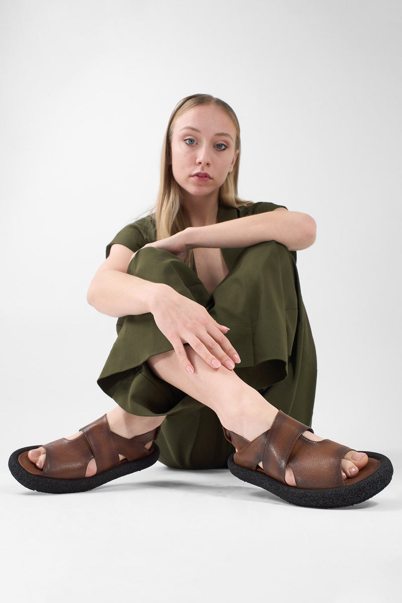 DEVON coco-brown lightweight sandals.
