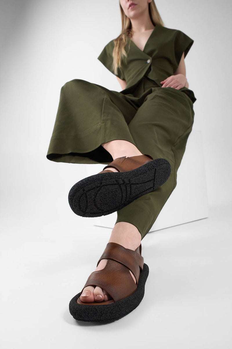 DEVON coco-brown lightweight sandals.