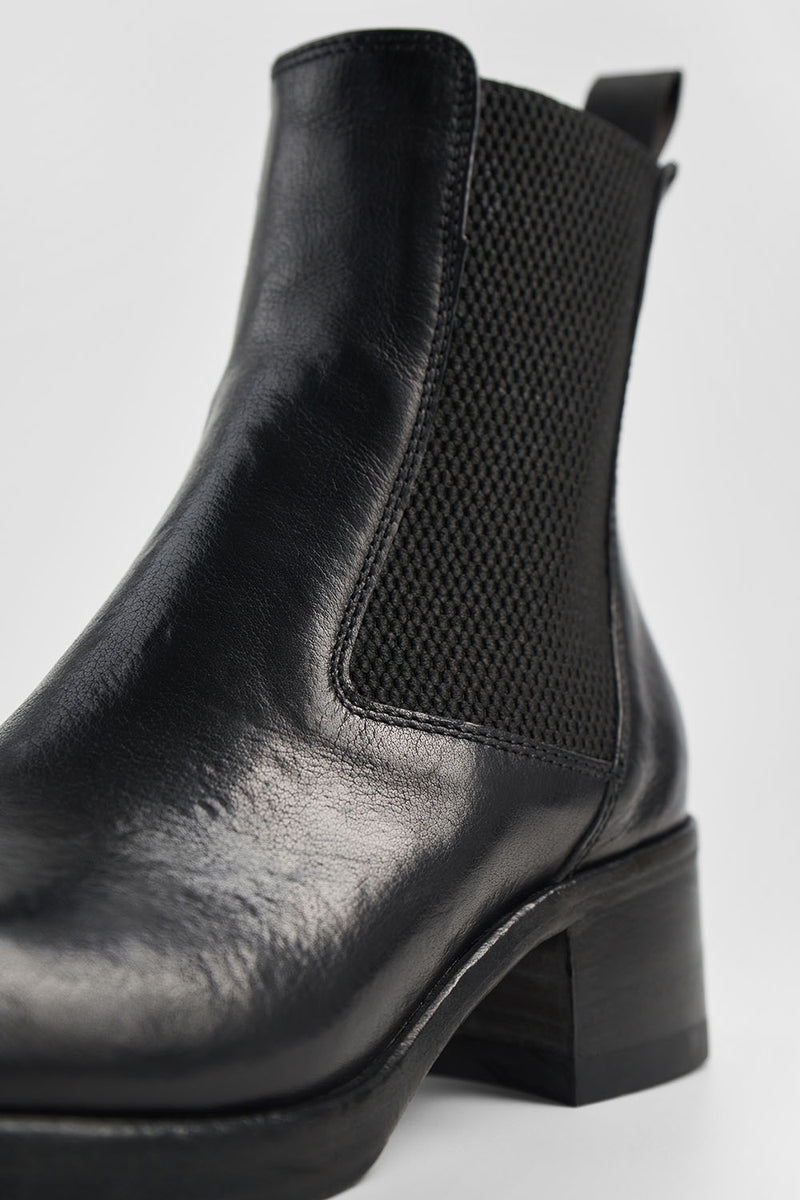 EXETER jet-black chelsea boots.