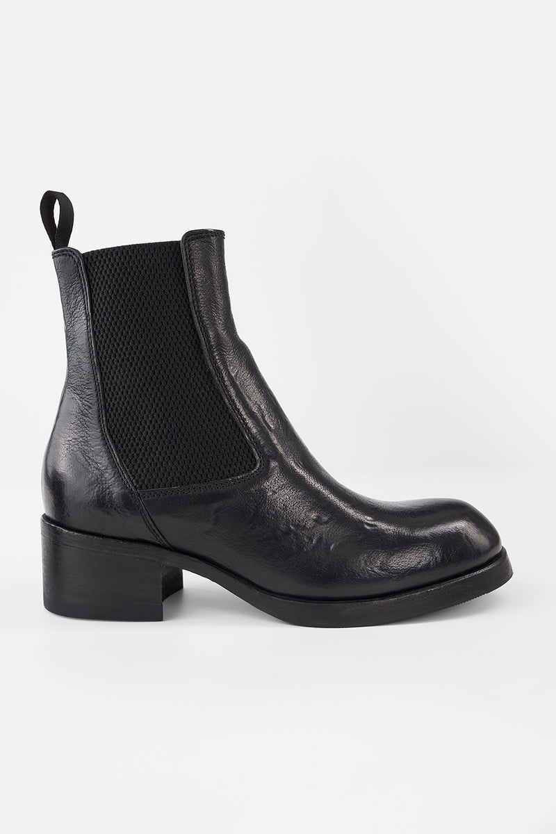 EXETER jet-black chelsea boots.