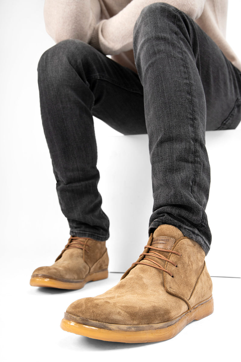 HAMPTON desert-brown suede chukka boots.