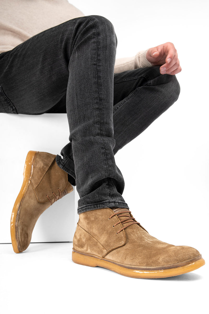 HAMPTON desert-brown suede chukka boots.