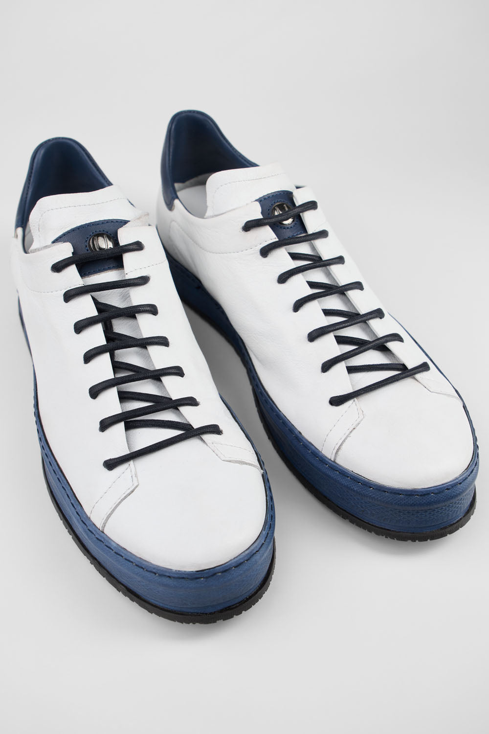 HAYES white-blue welted sneakers.