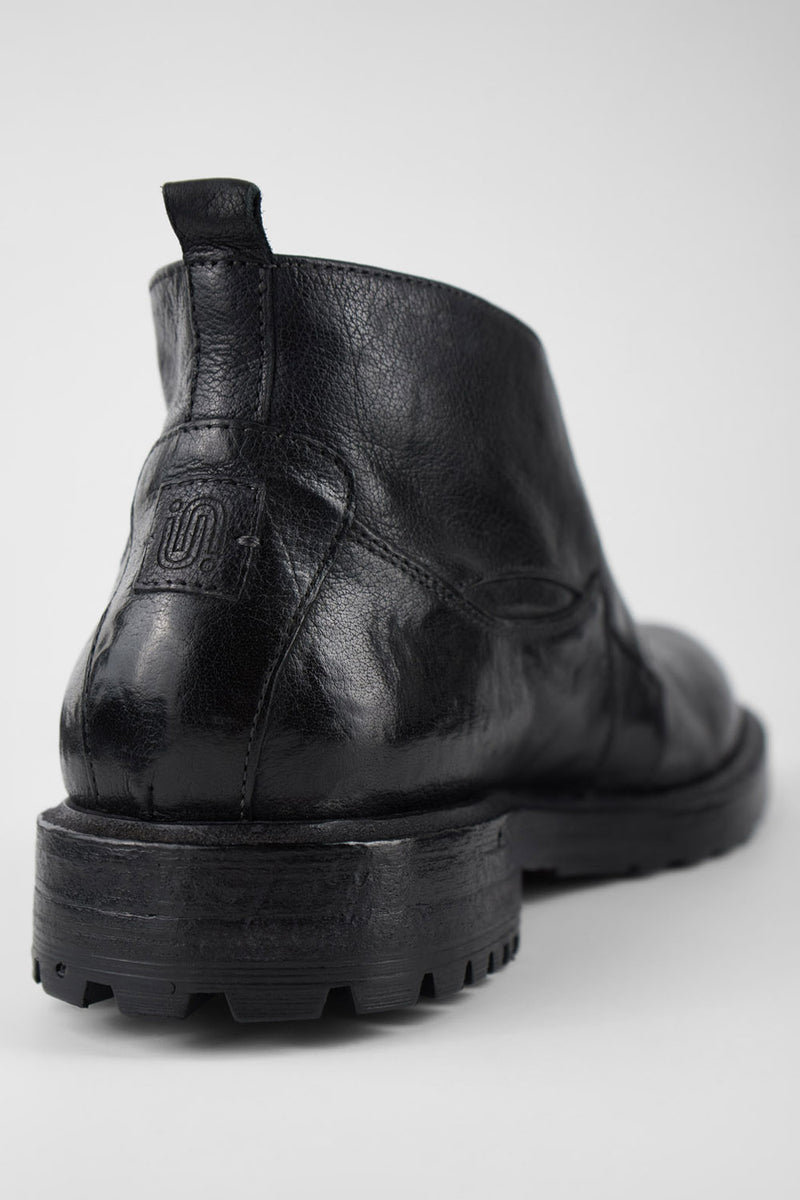 KEATS urban-black chukka boots.