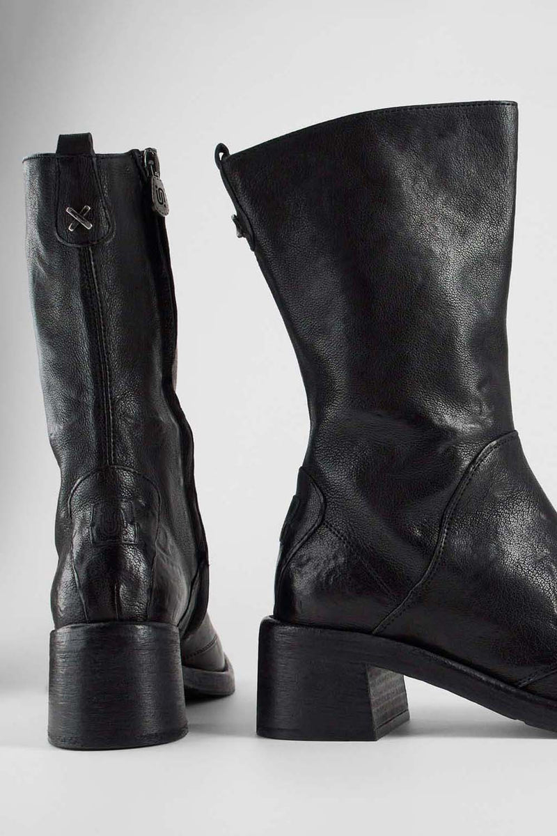 QUINN urban-black high boots.