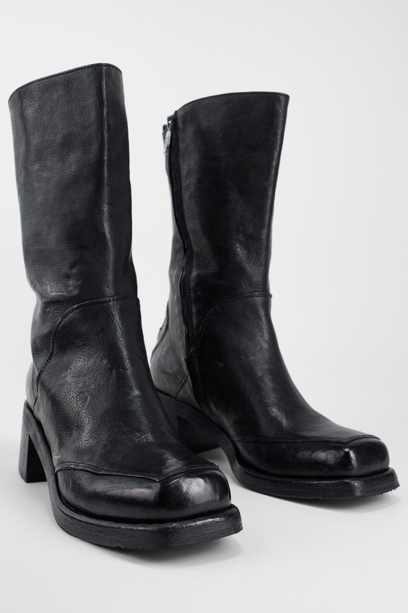 QUINN urban-black high boots.