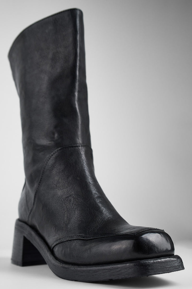 QUINN urban-black high boots.