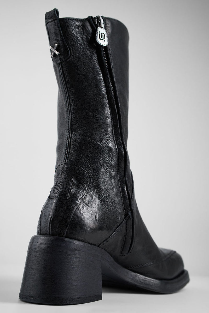 QUINN urban-black high boots.