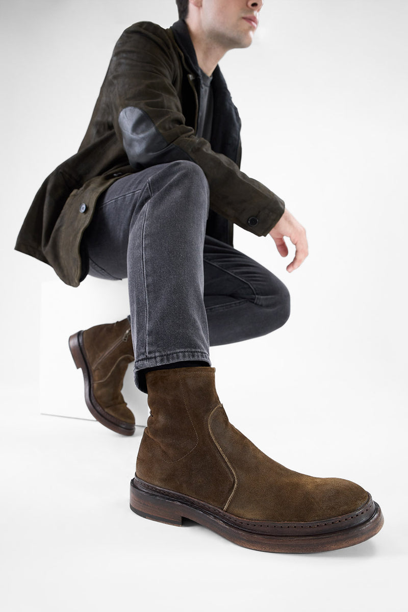 YORK tundra-brown suede welted laceless boots.