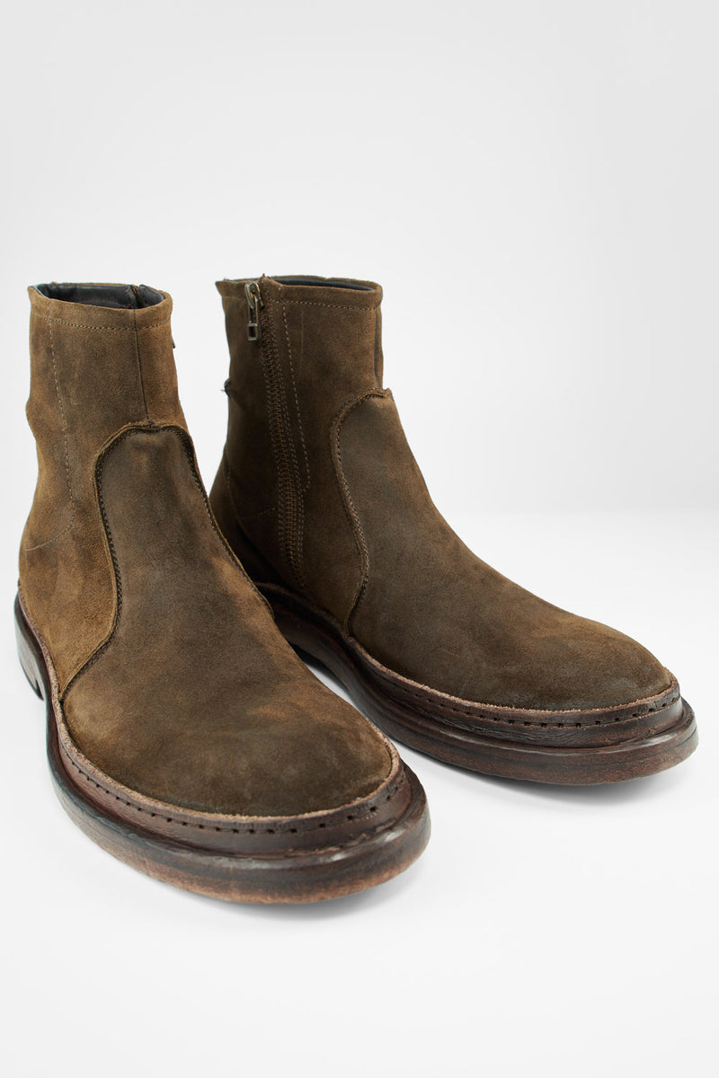 YORK tundra-brown welted laceless boots.