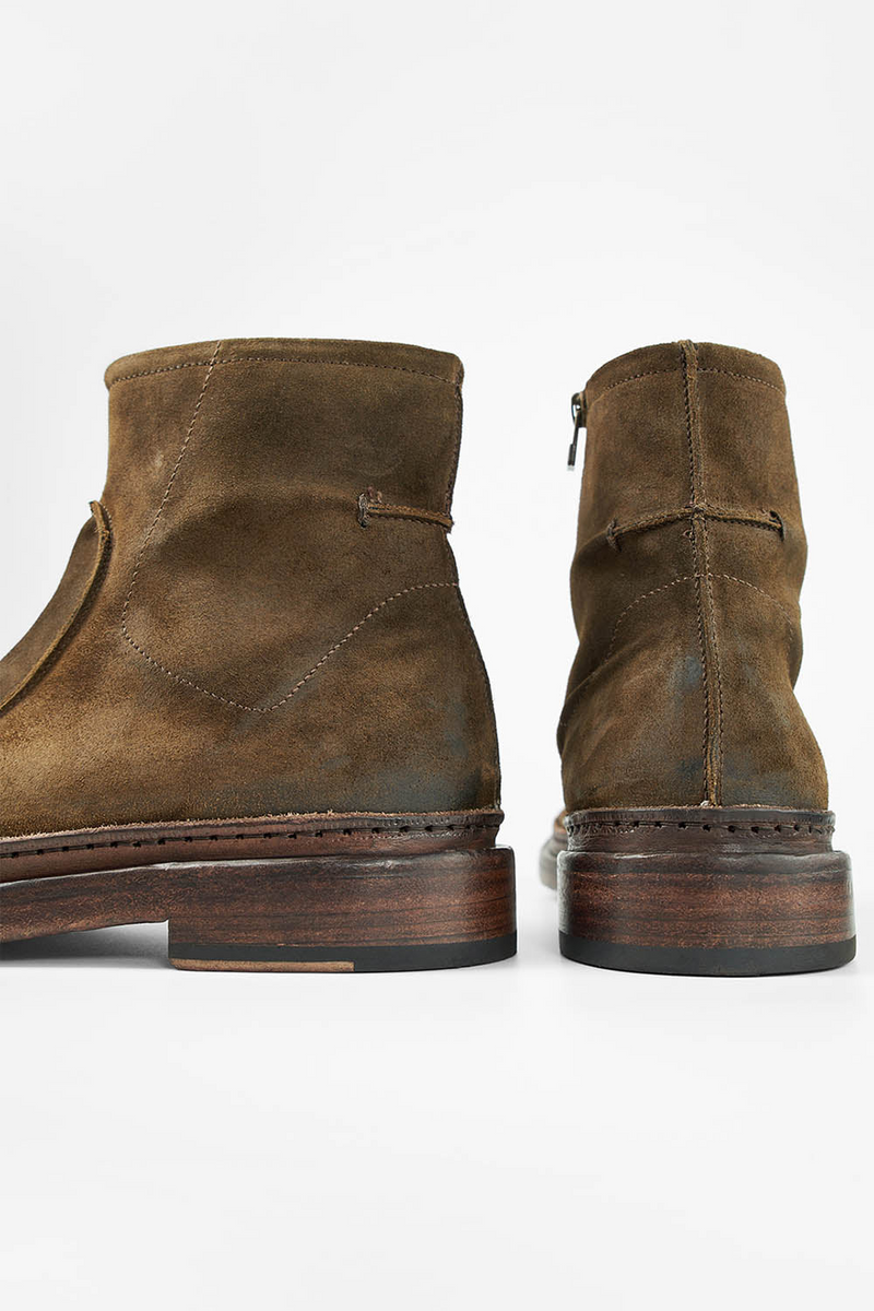YORK tundra-brown suede welted laceless boots.