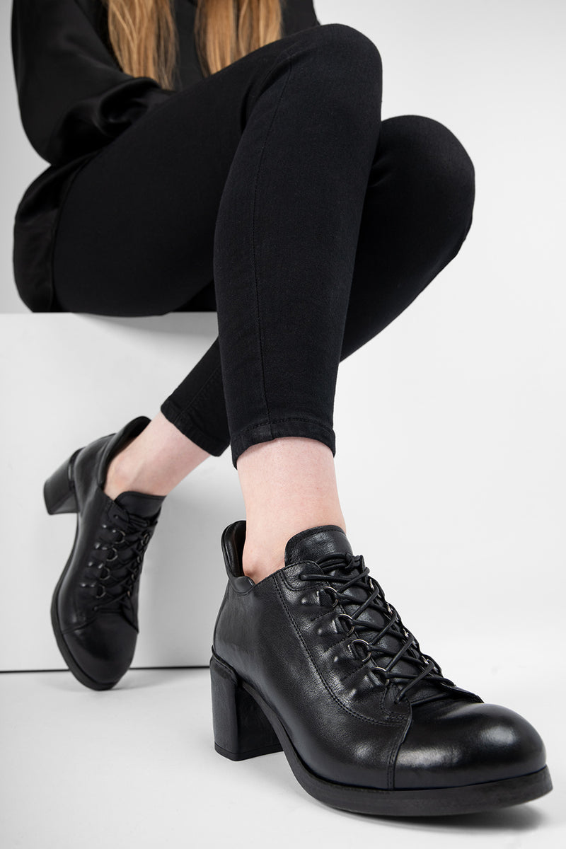 MADISON urban-black lace-up shoes.