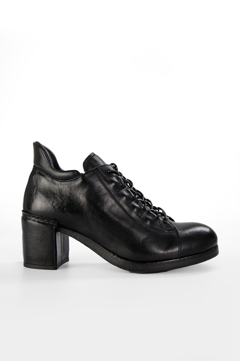 MADISON urban-black lace-up shoes.