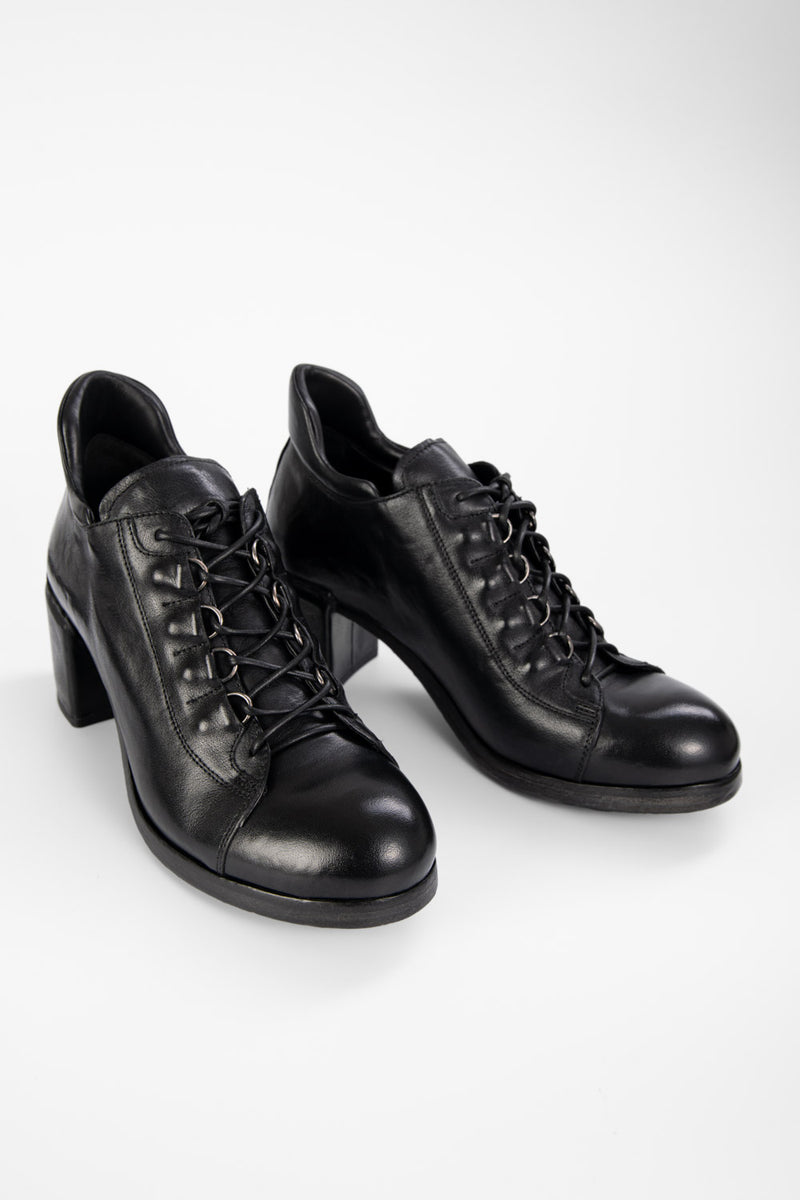 MADISON urban-black lace-up shoes.