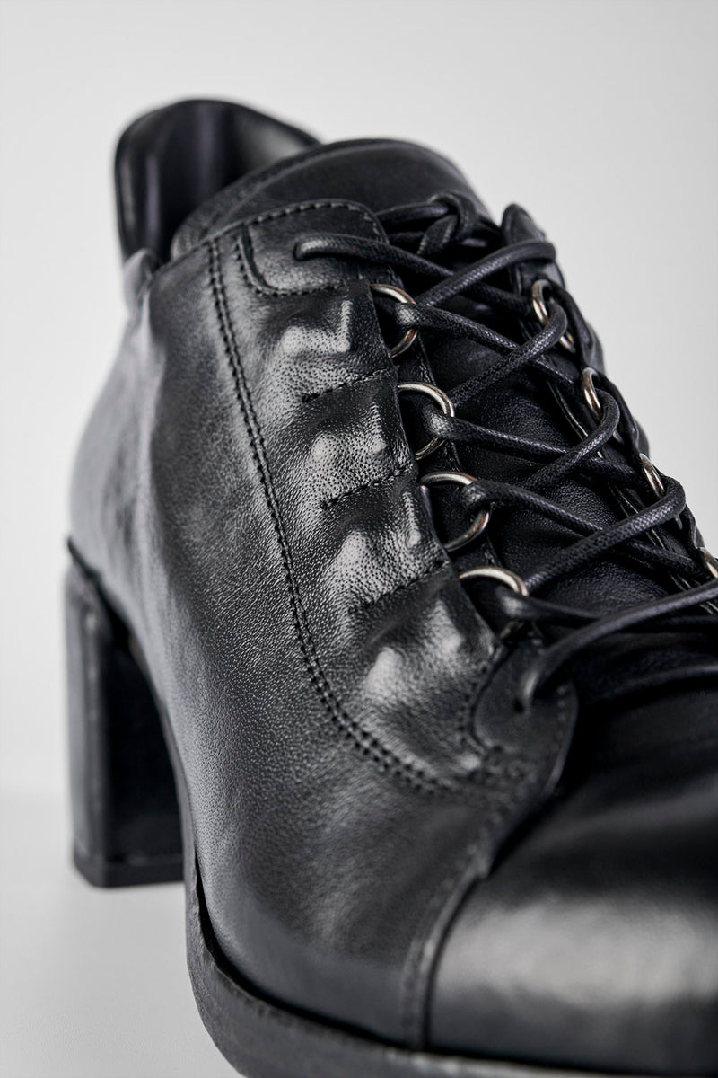 MADISON urban-black lace-up shoes.