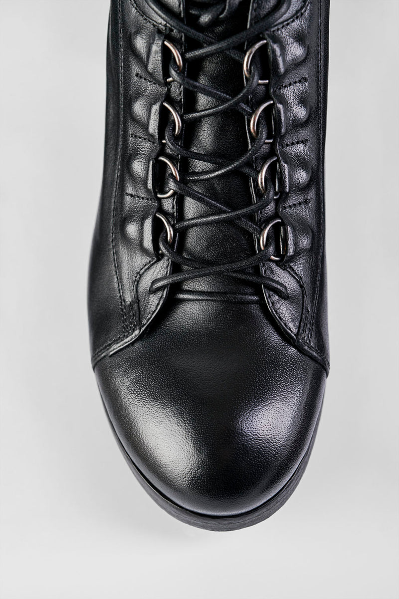 MADISON urban-black lace-up shoes.