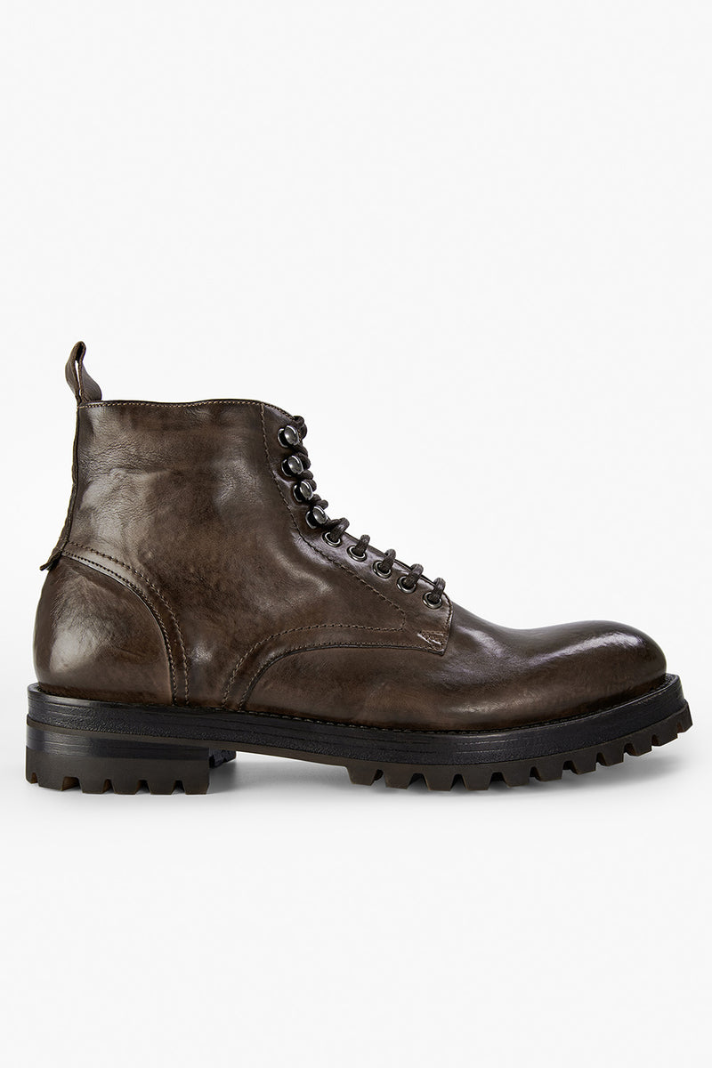 CAMDEN tobacco-brown hiking boots.
