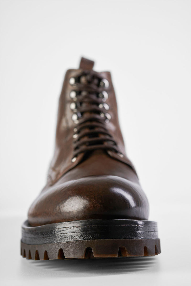 CAMDEN tobacco-brown hiking boots.