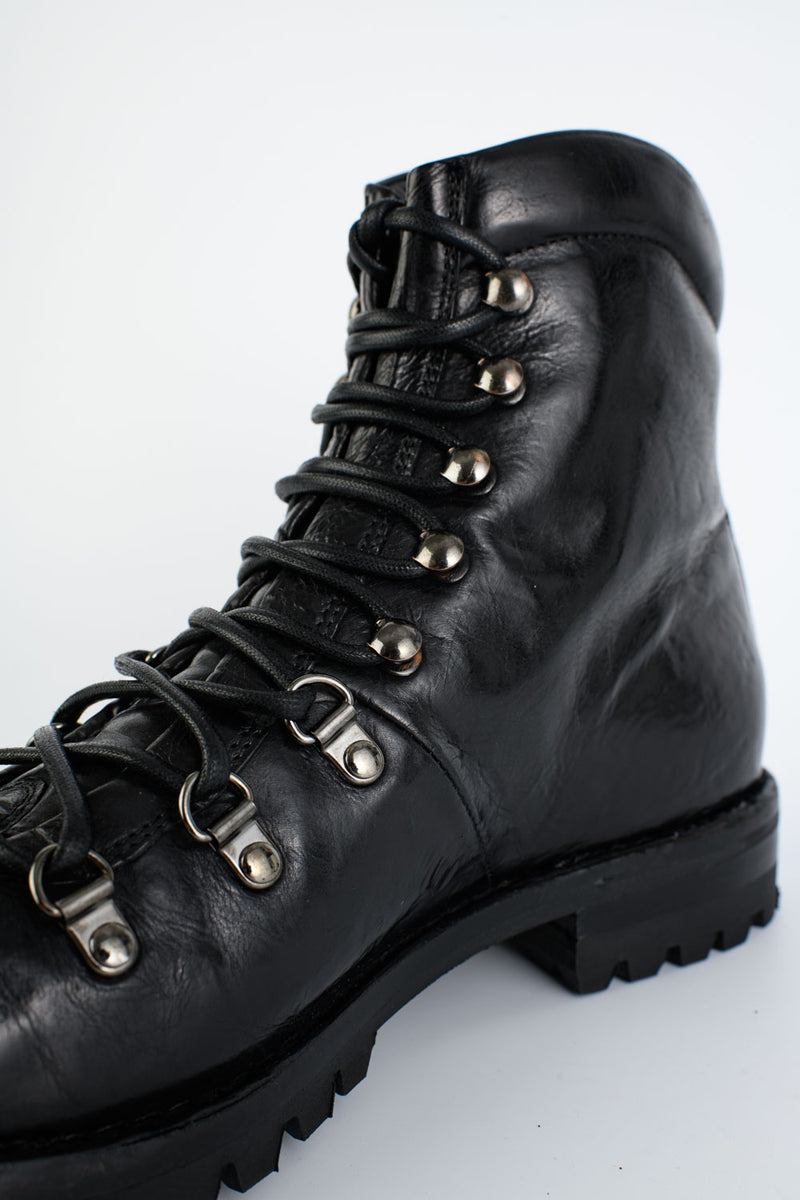 CAMDEN tar-black combat boots.