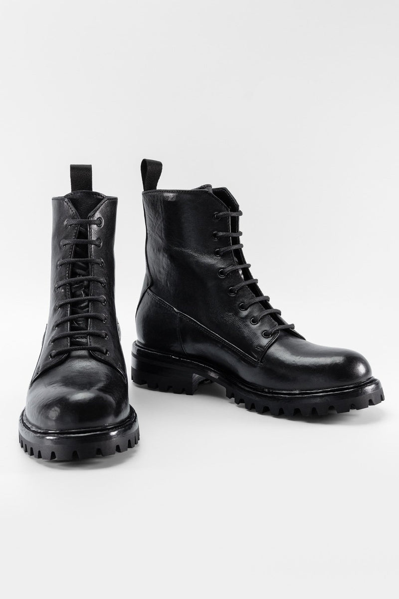 CAMDEN tar-black lace-up boots.