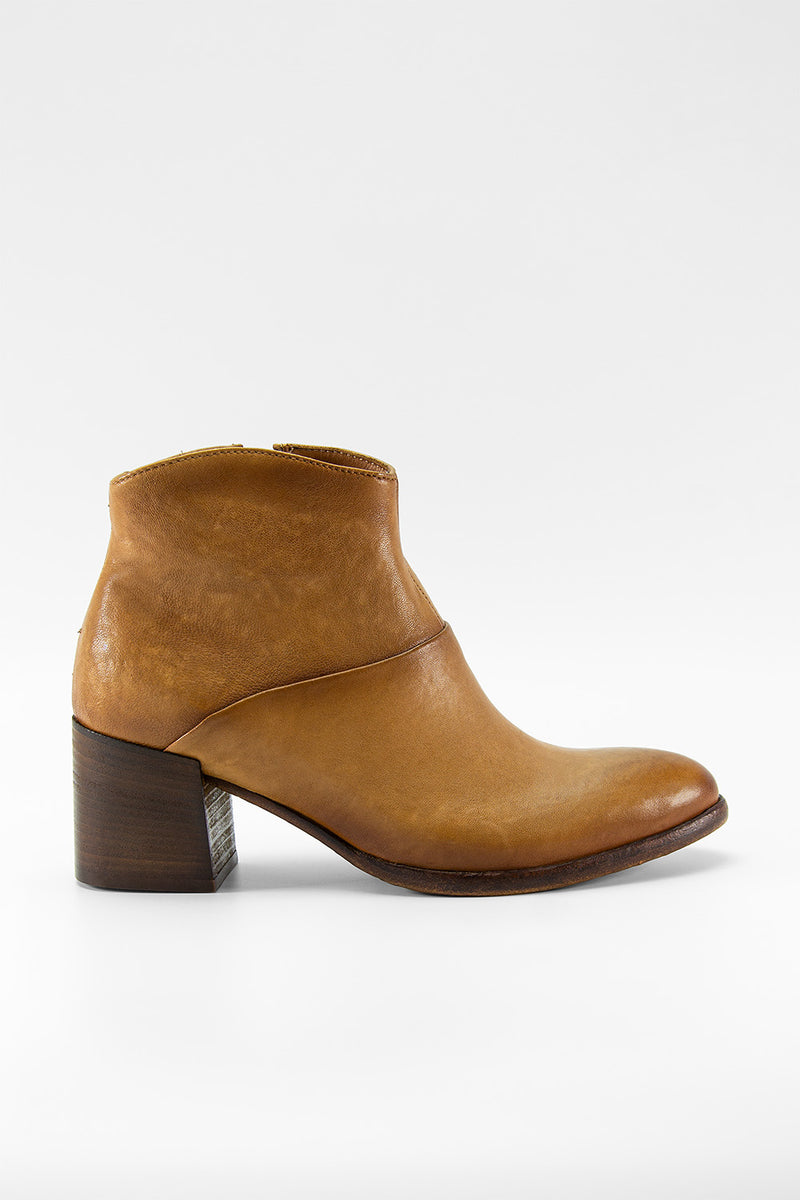 CAROE honey-tan ankle boots.