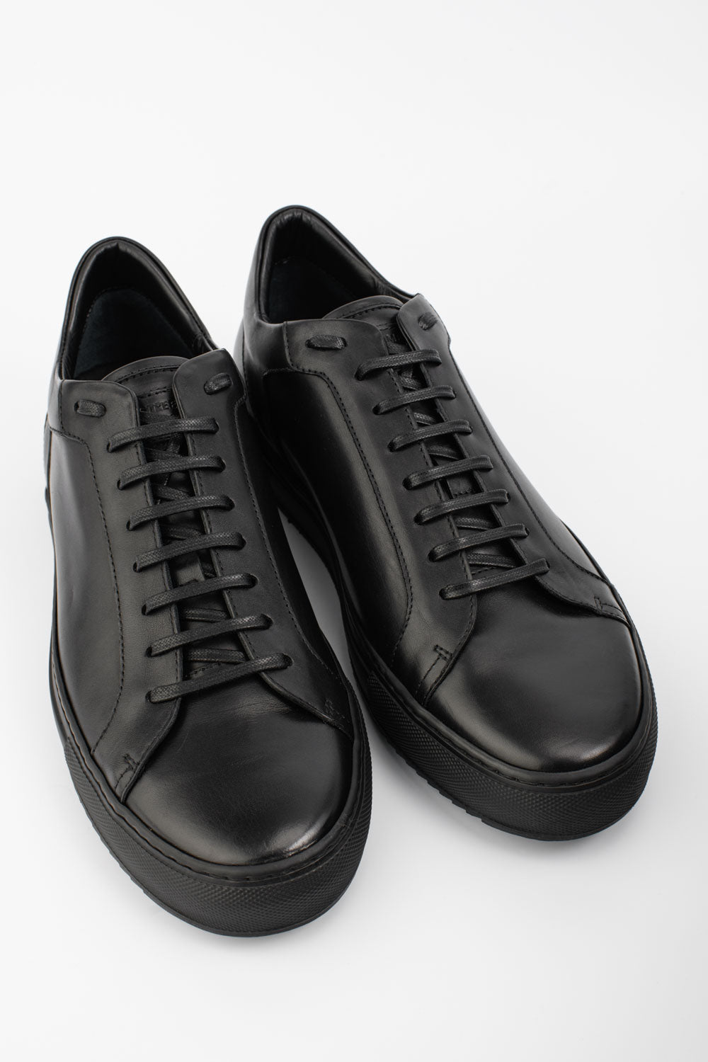 SOHO urban-black sneakers.