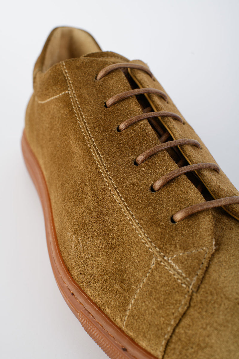 PUTNEY desert-brown suede sneakers.