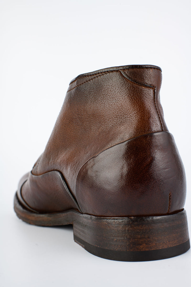 ASTON EDGE bare-brown chukka boots.