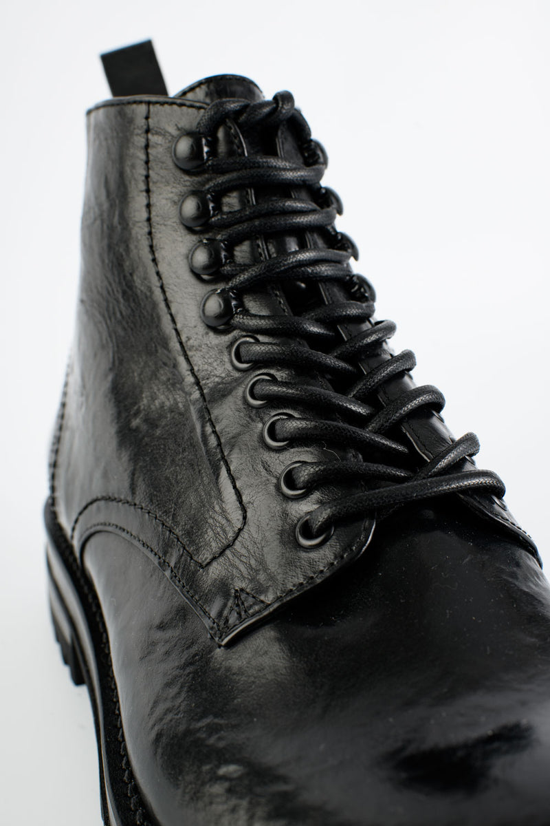 CAMDEN tar-black hiking boots.