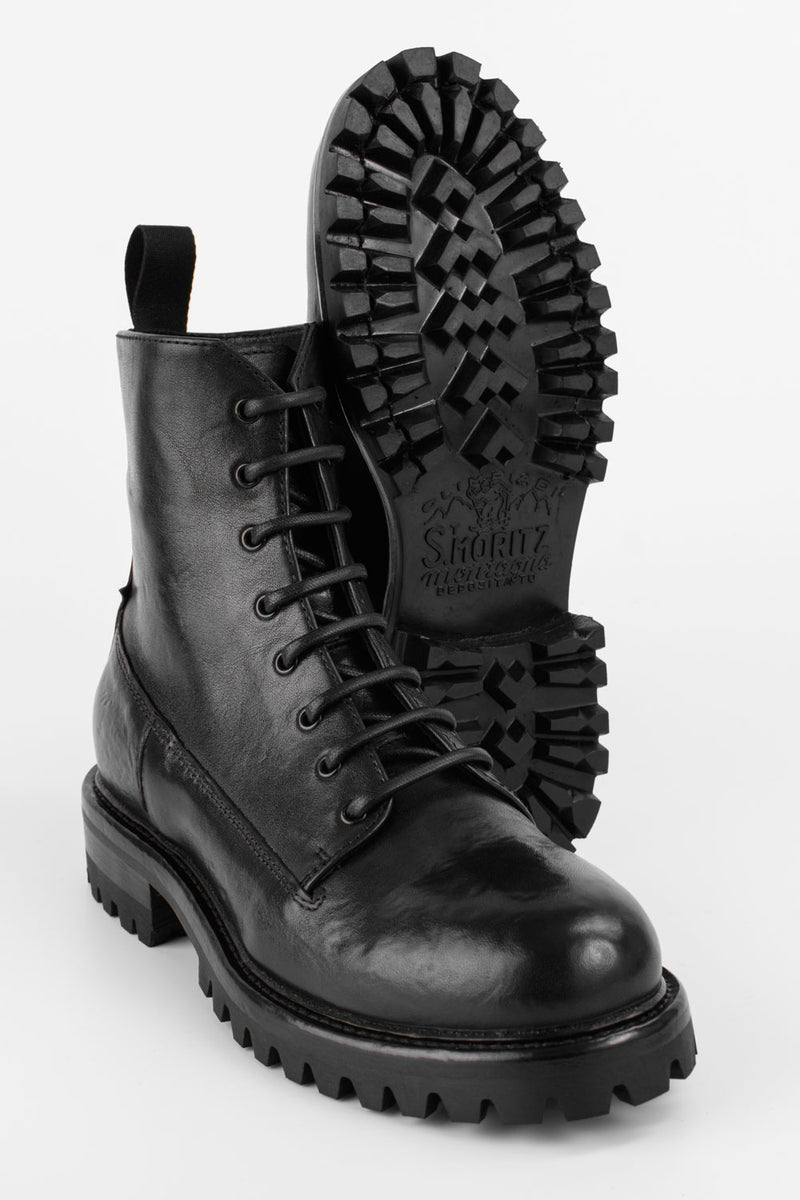 CAMDEN tar-black lace-up boots.
