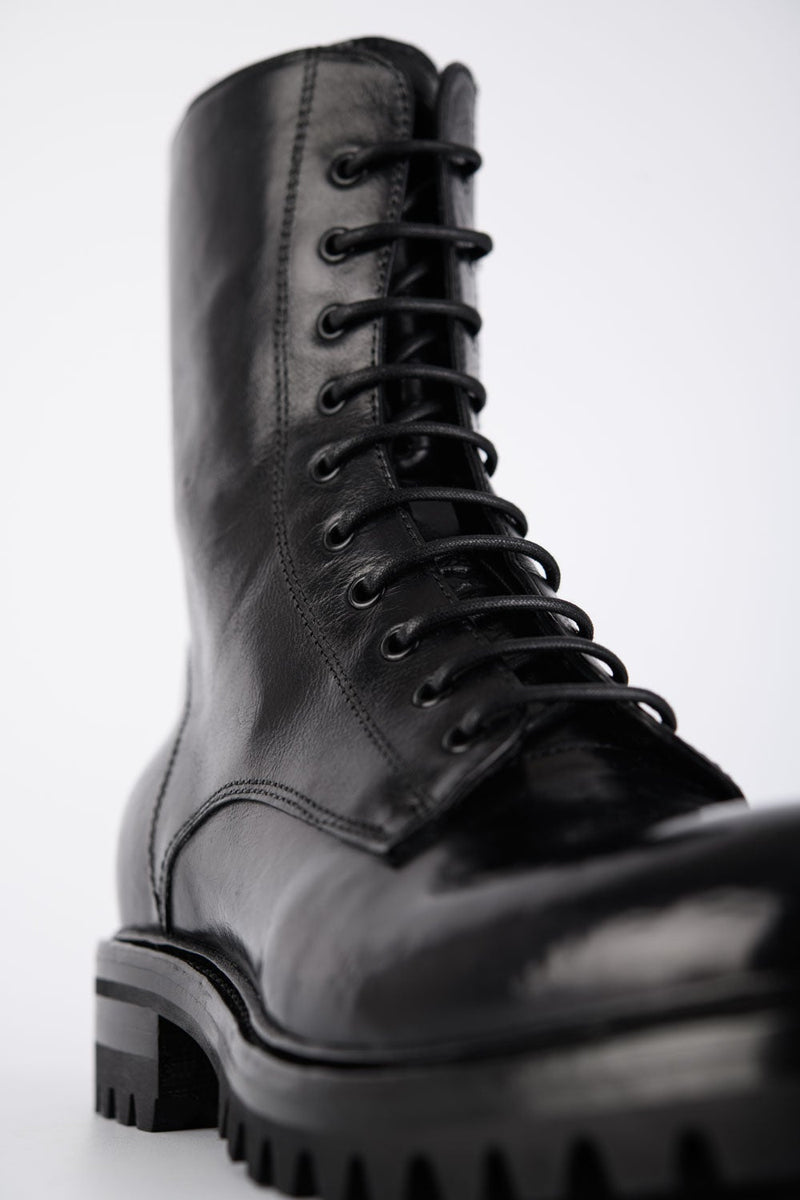 CAMDEN tar-black military boots.