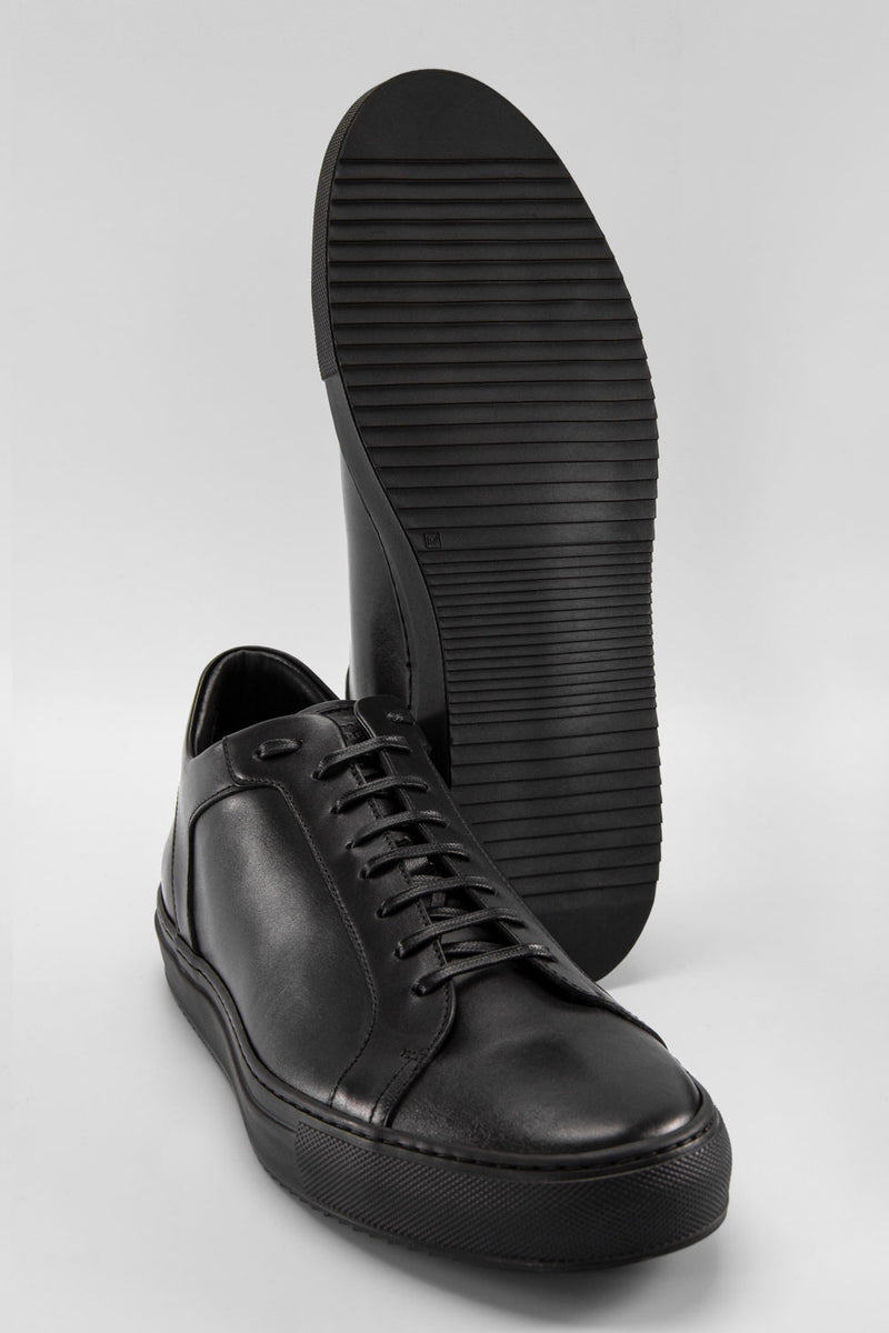 SOHO urban-black sneakers.