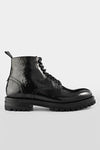 CAMDEN tar-black hiking boots.