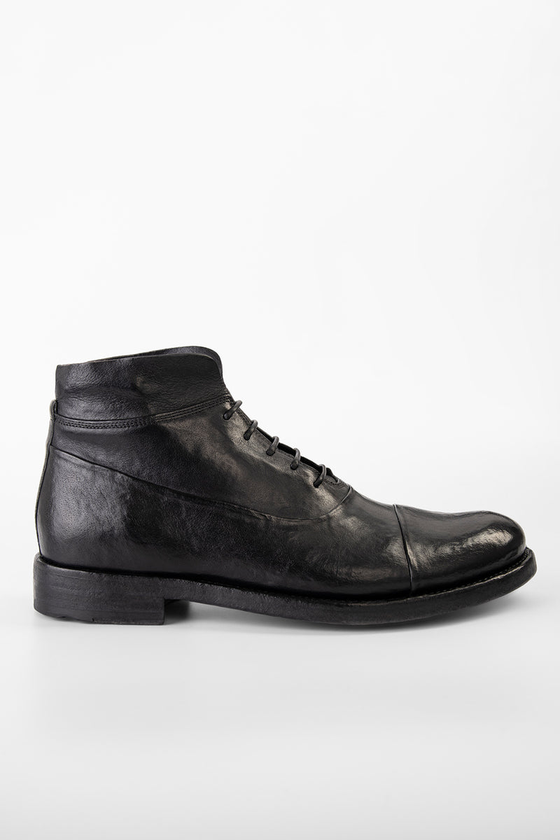 SLOANE urban-black chukka boots.