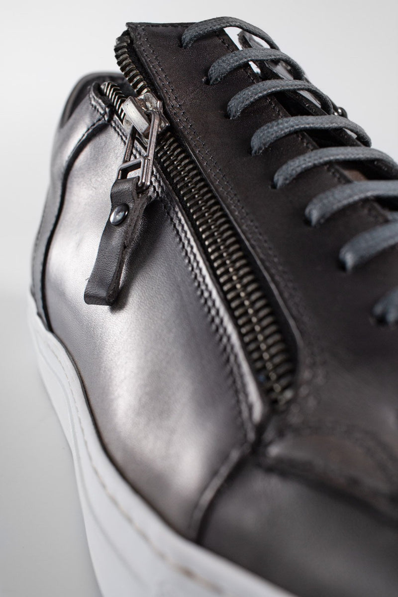 SOHO aluminium-grey double-zip patina sneakers.