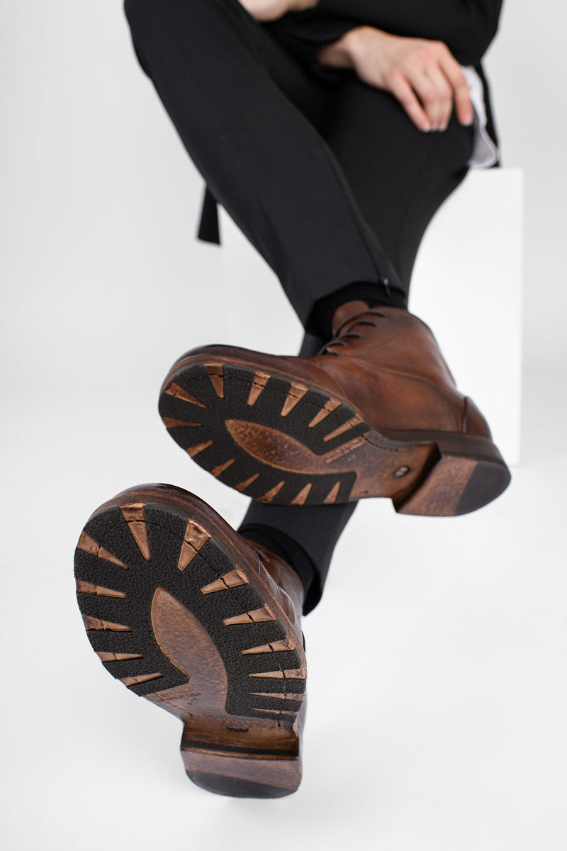 ASTON EDGE bare-brown chukka boots.