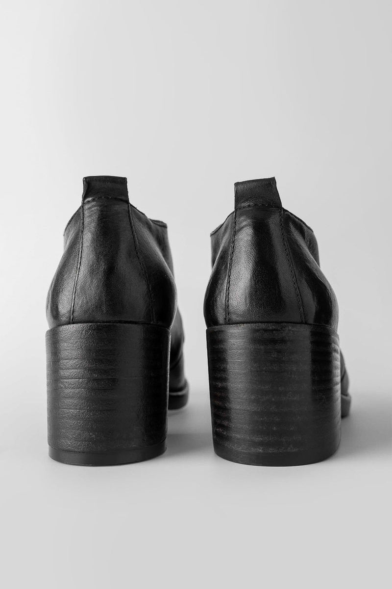 BERKELEY charcoal-black mid heel shoes.